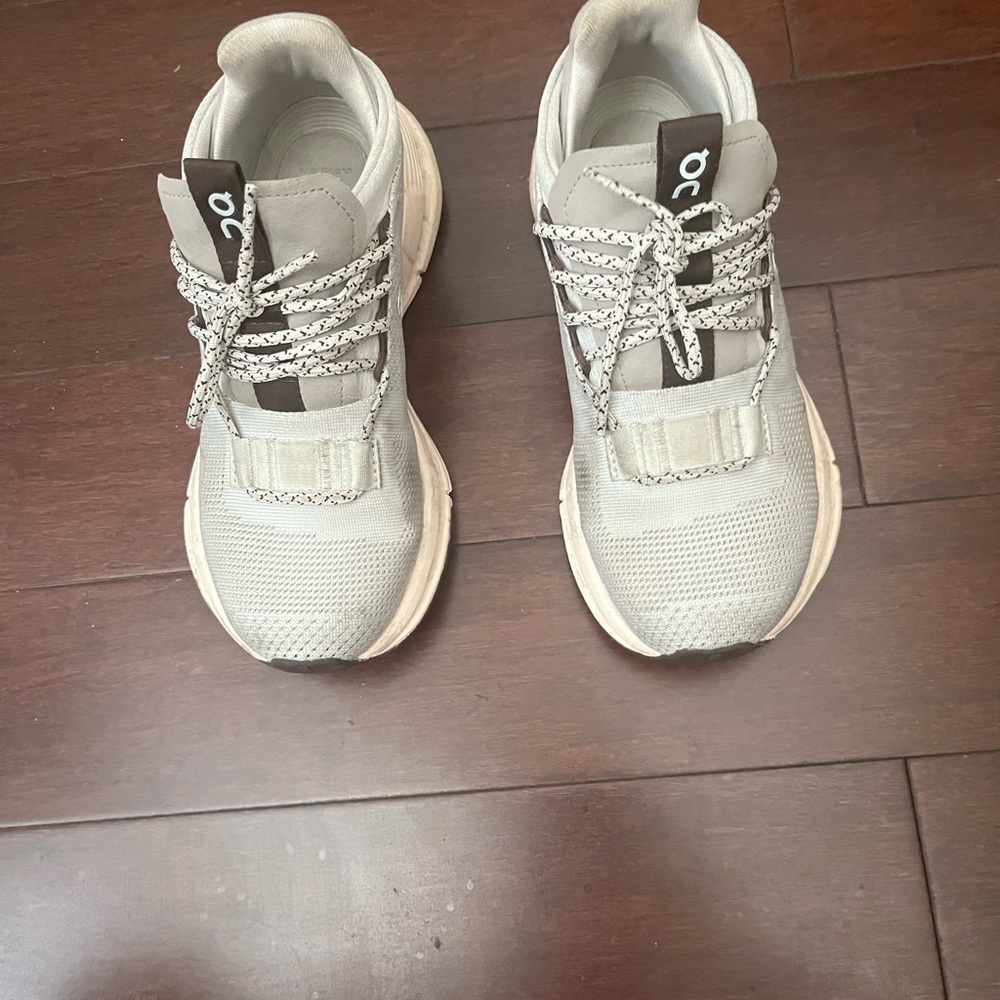 On cloud cloud nova sneakers women’s size 5 (will come with box not pictured)